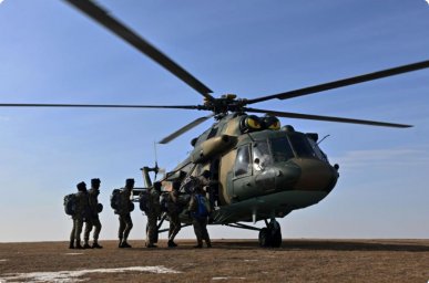 Мерзімді қызметтің 196 сарбазы алғаш рет парашютпен секірді