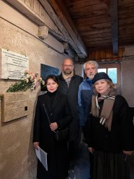 Перизат Садуакас Бухенвальдтағы қазақстандық тұтқындарға арналған ескерткіш тақтасын орнатты